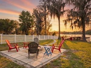 Newly Renovated Lakefront Retreat Dock Kayaks and Firepit
