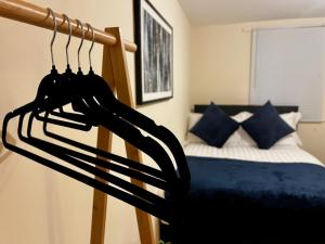 Modern 2BR City Apt - Close to Train & Fast WiFi!