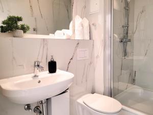 Charmantes Appartement am Hafen mit gratis Bettwäsche-Paket und Terrasse