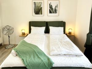 Romantische FeWo am Hafen mit gratis Bettwäsche-Paket und Terrasse