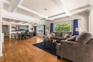 Long Beach 2BR and 1BA Charming Condo Near Alamitos Beach, Marina, Cafes & Shops