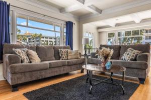 Long Beach 2BR and 1BA Charming Condo Near Alamitos Beach, Marina, Cafes & Shops