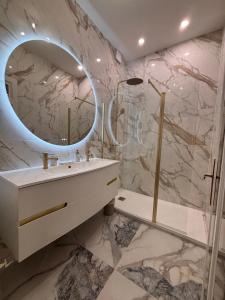 Magnifique Studio Champs Elysees Vue Tour Eiffel et Arc de Triomphe