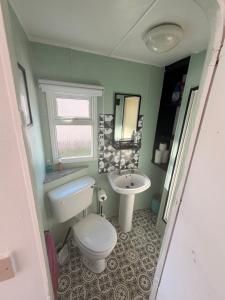 Hoopers Hideaway Caravan Rental SetonSands 2