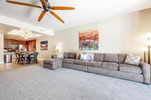 Lovely, Ground-Floor Townhouse with a Great Location, Patios, WiFi & Shared Pool