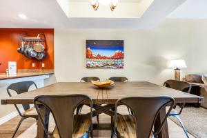 Lovely, Ground-Floor Townhouse with a Great Location, Patios, WiFi & Shared Pool