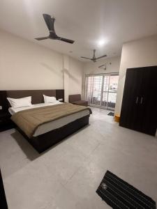 hotel vasudev near mandir and station