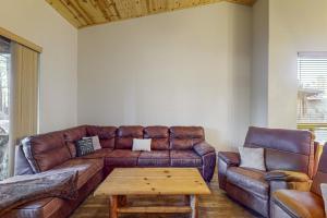 Mountain Views, Cozy Comfort, and Snowbird Bliss Your Perfect Show Low Getaway