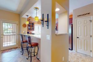 Snowbird-friendly condo with heated pool, gym, grill, patio, pool spa, clubhouse