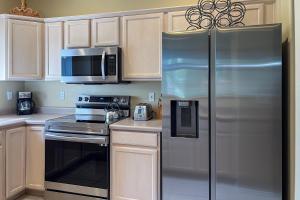 Dog-friendly condo with high-speed WiFi, heated outdoor pool & hot tub