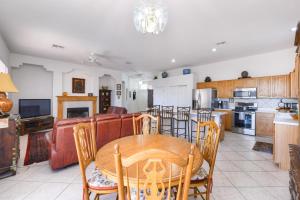 Dog-friendly spacious home with patio, enclosed yard and Golf nearby