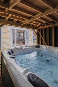Cosy Studio Cabin with Optional extra Hot Tub Lilliput near Sandbanks beach