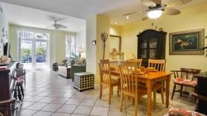 Sundown Refuge by AvantStay Top Location w Patio Outdoor Dining Shared Pool Month Long Stays