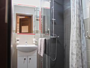 Comfortable holiday cottages right by the lake