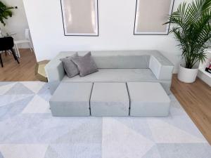 Modern Lux king Suite Just Minutes To Lido Beach and Downtown