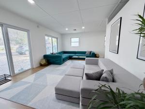 Modern Lux king Suite Just Minutes To Lido Beach and Downtown