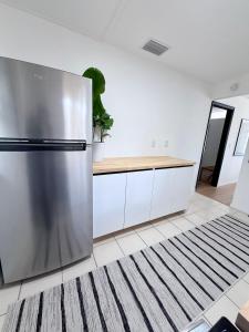 Modern Lux king Suite Just Minutes To Lido Beach and Downtown
