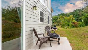 Modern Asheville Townhome 6 Min to Downtown Fire Pit Patio