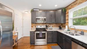 Modern Asheville Townhome 6 Min to Downtown Fire Pit Patio