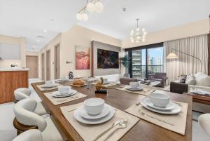 Luxury 3BR Dubai Fountain View Apartment High Floor Near Burj Khalifa