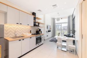 Free housekeeping visits during your stay - StayShort - Modern & Cozy Dubai Hills Retreat Sleeps 4 Great Location
