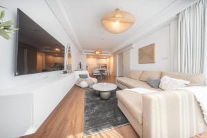 Free housekeeping visits during your stay - StayShort - Stylish JLT Apartment Sleeps 6 with Stunning Lake Views