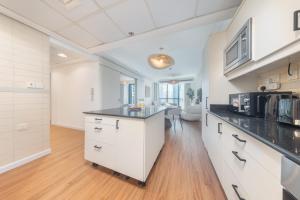 Free housekeeping visits during your stay - StayShort - Stylish JLT Apartment Sleeps 6 with Stunning Lake Views