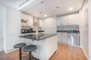 Free housekeeping visits during your stay - StayShort - Stylish JLT Apartment Sleeps 6 with Stunning Lake Views