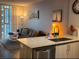 Spacious-Cozy 2Bed Condo in Square Ones Misissauga