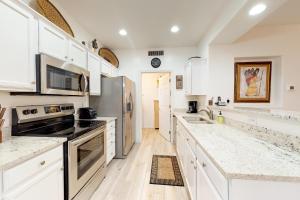 Lovely condo with patio, desert views, pool, hot tub & gym