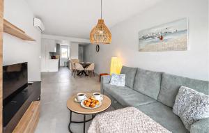 Beautiful Apartment In Pilar De La Horadada