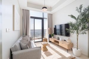 Free housekeeping visits during your stay - StayShort - Elegant Business Bay 2BR Sleeps 5 with Stunning Views