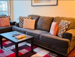 Stylish Cozy 1Bedroom Condo in Square one centre