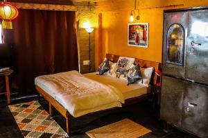 Independent Tibetan Mud House Studio