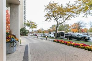 Lakeview 1BR w Deck Pool Gym nr Lincoln Park CHI-714