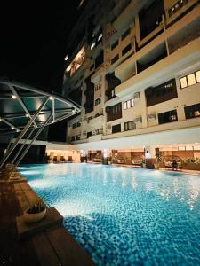 Furnished Family Condo Near IT Park and Waterfront With Pool, Wifi, Gym Access