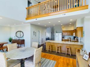 Casa Mia Oceanfront 6BR •En-Suite • Private Walkway to Sand • Sleeps 24