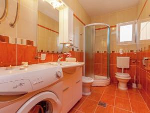 Rustic Cottage with Pool