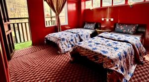 LAMA HOTEL - HIMALAYAN BURGER Experience the best stay in EVEREST with an unforgettable Mountain Flight