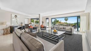 VACATION MARBELLA I Villa Sharma, Sea View Villa, Prime Location, Heated Pool, Sauna, Cine & Entertainment Room, Close to The Beach