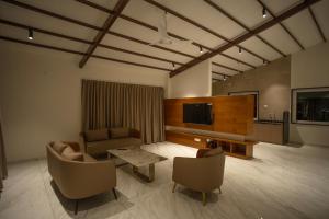 Hotel The Rajaji Restaurant and Rooms