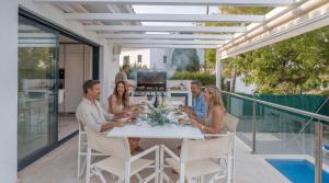 VACATION MARBELLA I Villa Sharma, Sea View Villa, Prime Location, Heated Pool, Sauna, Cine & Entertainment Room, Close to The Beach