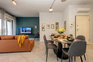 Cocktail Lake Front Family apartment DesenzanoLoft Official Partner Homes & Villas by Marriott Bonvoy