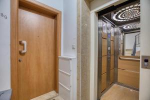 St Pauls Bright Apartment with Balcony
