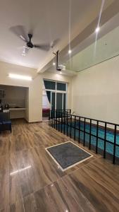 Wind & Wave Villas, Luxury 3BHK Villa with Indoor Pool & Poolside Cinema Projector