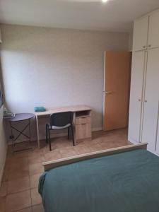 Chambres privées dans une maison avec piscine