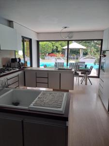 Chambres privées dans une maison avec piscine
