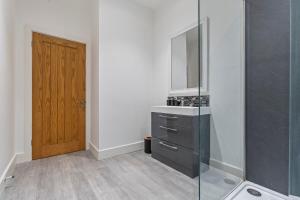 #129 Central Birmingham Stay Walk to Broad Street - Guest for 6 - 5 mins to National SEA LIFE Centre Birmingham - "Perfect for contractors and families - Free parking on the premises and street"