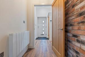 #129 Central Birmingham Stay Walk to Broad Street - Guest for 6 - 5 mins to National SEA LIFE Centre Birmingham - "Perfect for contractors and families - Free parking on the premises and street"