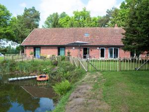 Quaint Holiday Home in Ravels with Garden